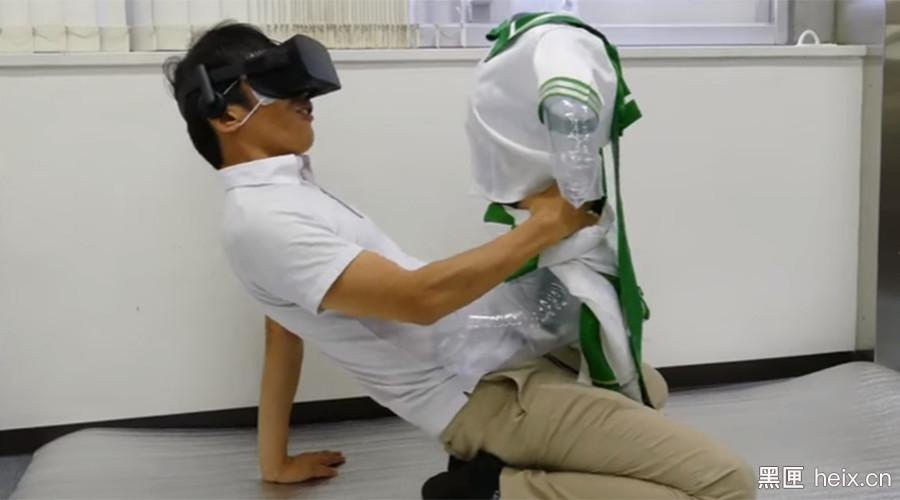 2016年6月,东京秋叶原日本成人vr展上,观众的vr性体验