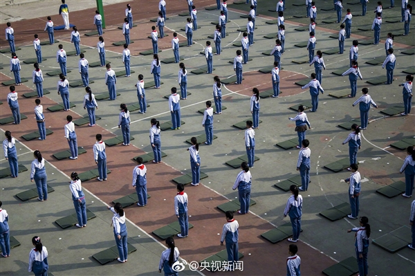 小学生课间操逆天一字马下腰