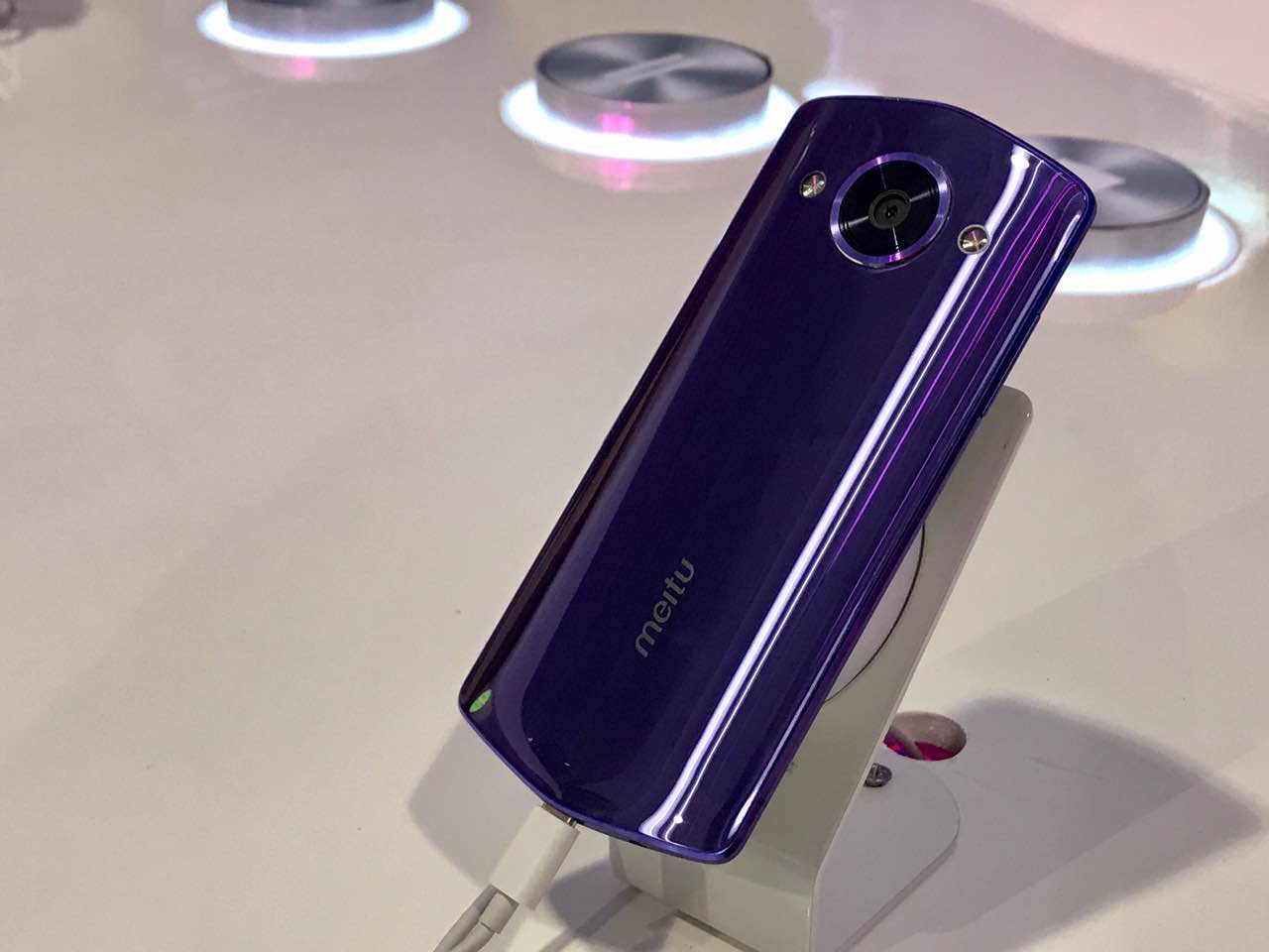 美图m8发布:美少女定制版售2999元 限量10000台