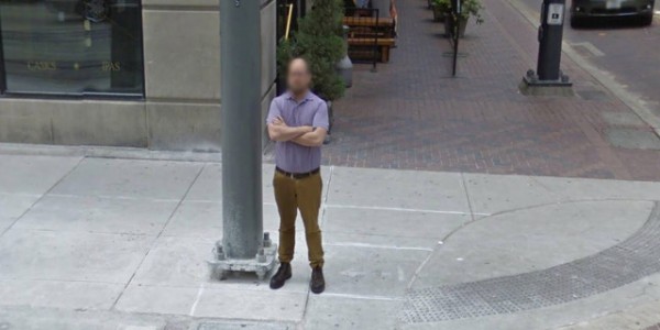google街景捕捉到尴尬一幕休斯顿市中心尿裤子男人